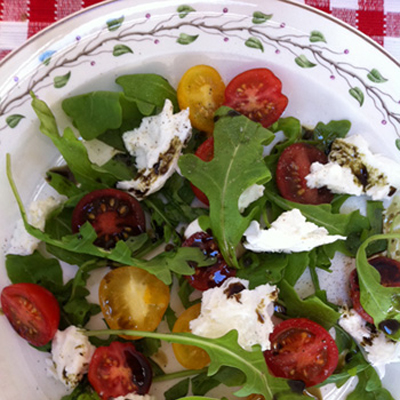 Salade caprese met pompoenpitolie