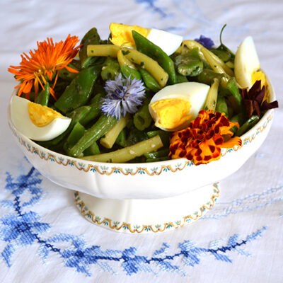 Bonensalade met ansjovis, ei en bloemen