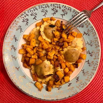 Ravioli met zwarteknoflookboter